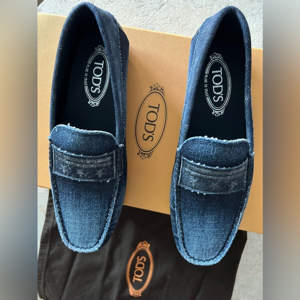 TODS DENIM DRIVING SHOES IN A SIZE 6.5 MENS… 9.5/10 WOMEN’S… NEW WITH BOX.